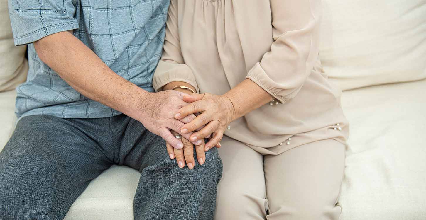 elderly couple holding hands, difficulties in retirement