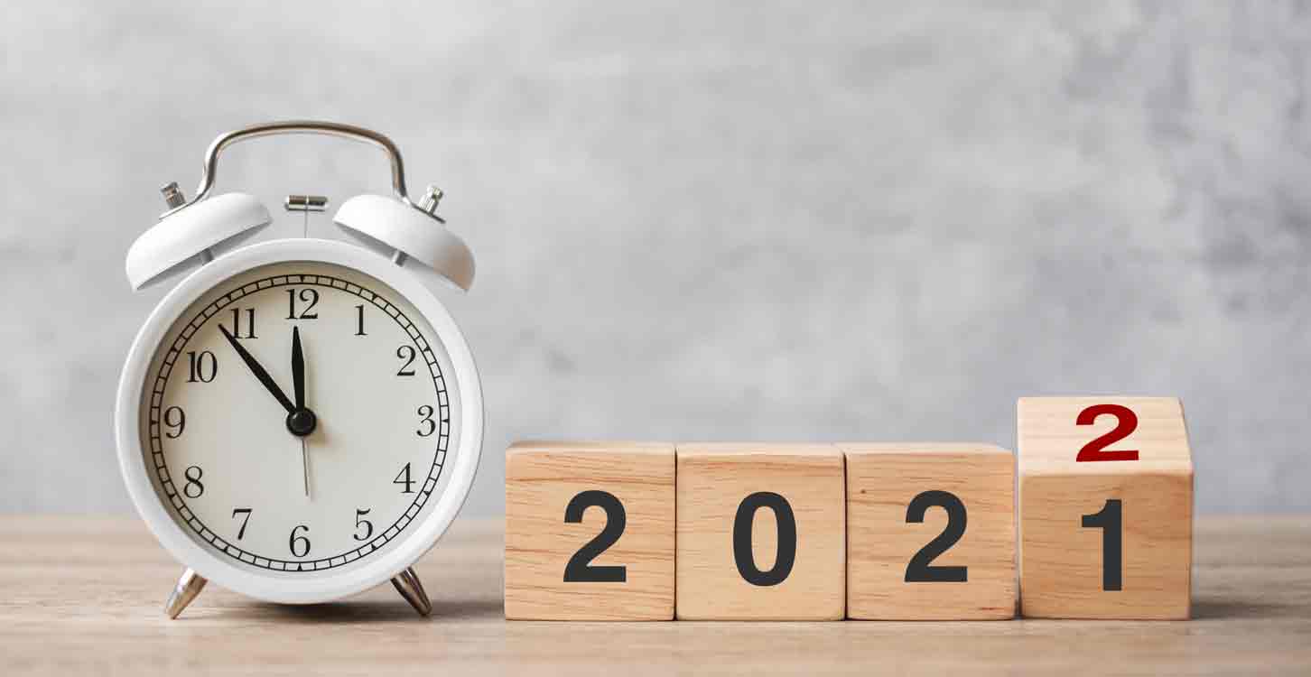 Vintage alarm clock flipping 2021-2022 block new start resolution goals plan-action-motivation